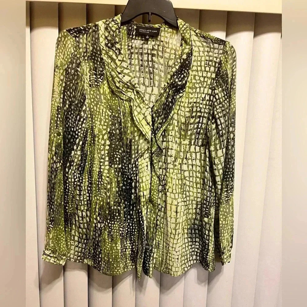 Jones New York animal printed Ruffled button down shirt size 14, like new